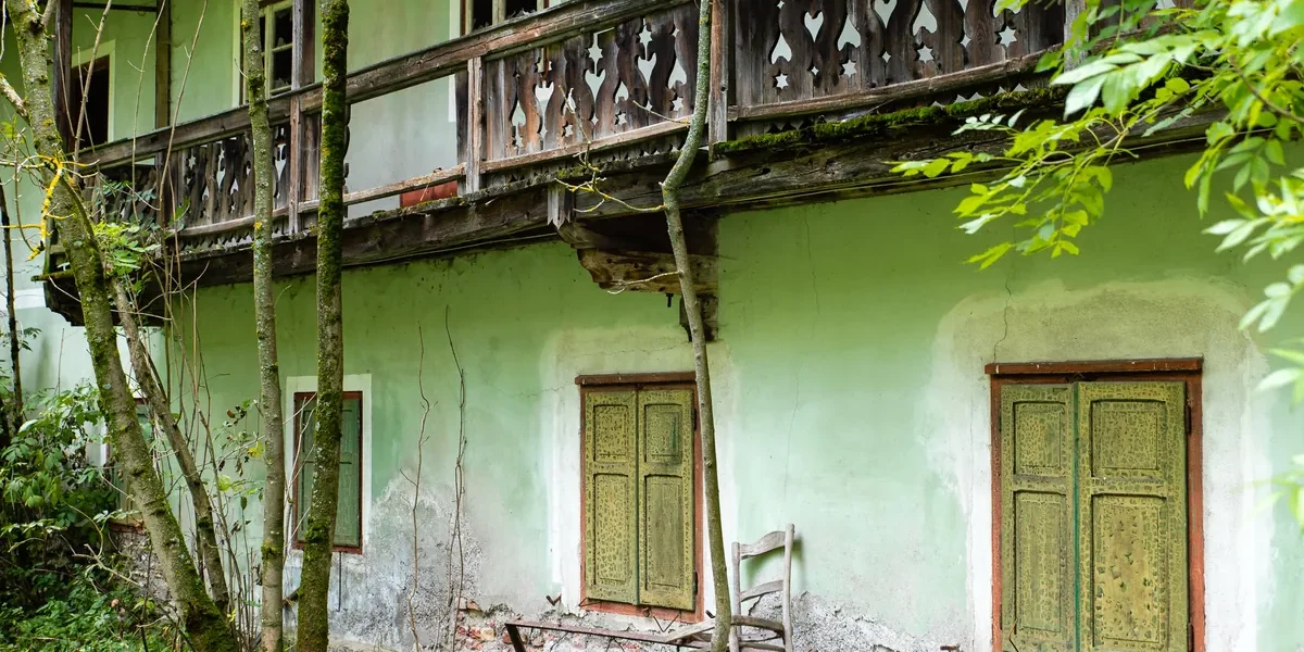 Casa de campo abandonada con atmósfera misteriosa, evocando el manhwa La Granja del Señor A
