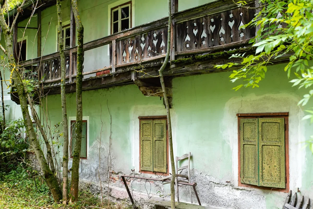 Casa de campo abandonada con atmósfera misteriosa, evocando el manhwa La Granja del Señor A