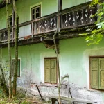 Casa de campo abandonada con atmósfera misteriosa, evocando el manhwa La Granja del Señor A