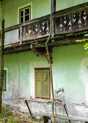 Casa de campo abandonada con atmósfera misteriosa, evocando el manhwa La Granja del Señor A