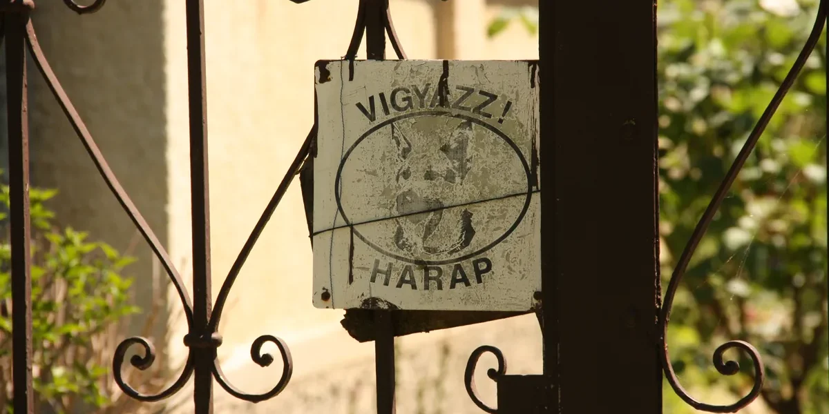 Señal de advertencia de perro peligroso, representando el manhwa No Toques al Perro