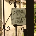 Señal de advertencia de perro peligroso, representando el manhwa No Toques al Perro