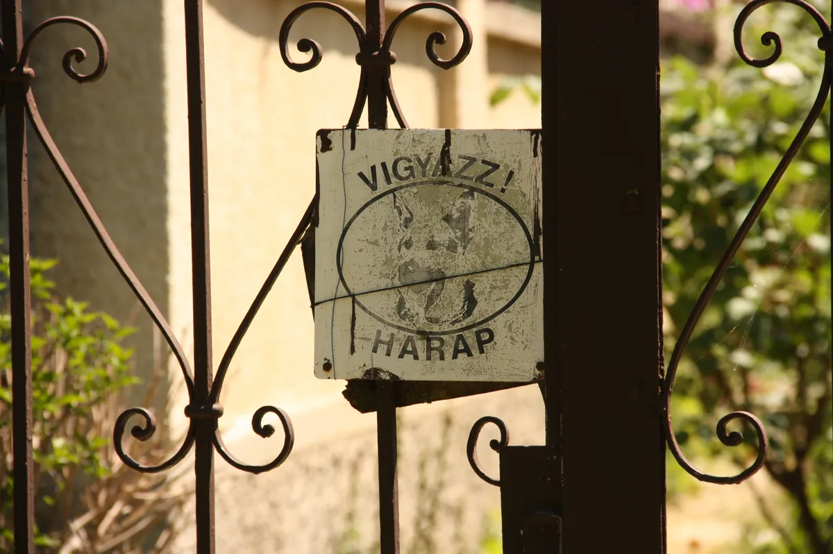 Señal de advertencia de perro peligroso, representando el manhwa No Toques al Perro